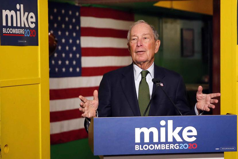 El precandidato presidencial demócrata Michael Bloomberg habla en una conferencia de prensa en Phoenix. (AP/Rick Scuteri)