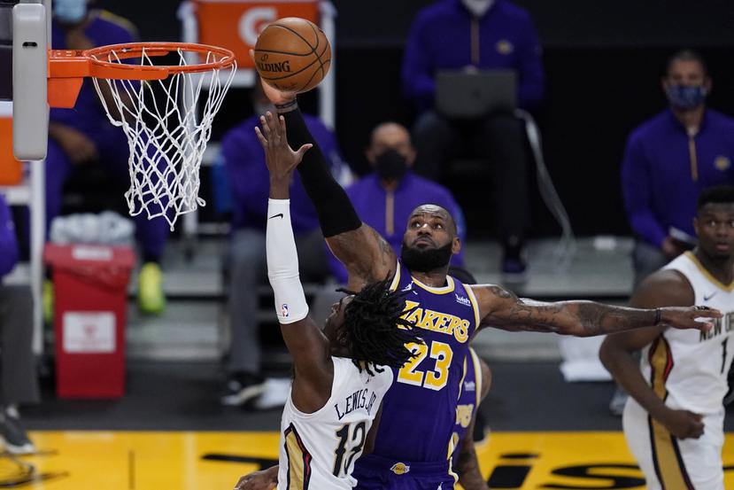 El alero de los Lakers de Los Ángeles, LeBron James, defiende durante el partido de la NBA contra los Pelicans de Nueva Orleans, el viernes 15 de enero de 2020, en Los Ángeles.