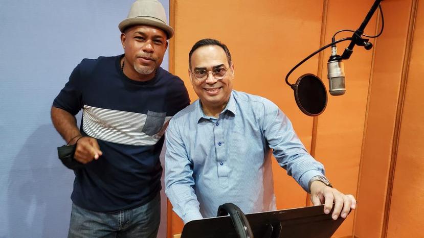 Ángel "Papote" Alvarado y Gilberto Santa Rosa en el estudio de grabación.
