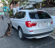 Un perro de la unidad canina (K-9) de la Policía se sentó al lado de una BMW X3 tras detectar la posible presencia de drogas en el interior del vehículo. La guagua fue ocupada por la Policía.