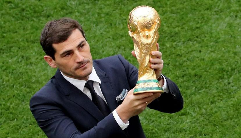 El portero español Iker Casillas presenta el trofeo de la Copa Mundial de la FIFA previo al arranque del torneo. (EFE)