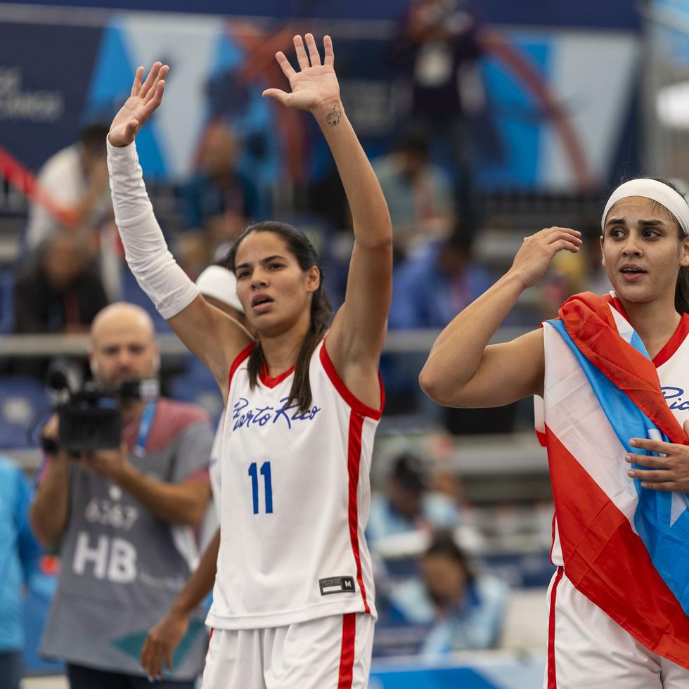 Las selecciones boricuas avanzaron este domingo a la fase cuartos de final de ambos el torneo femenino y masculino del baloncesto 3x3 de los Juegos Panamericanos. En la foto, Annelisse Vargas (11) y Ashley Torres.