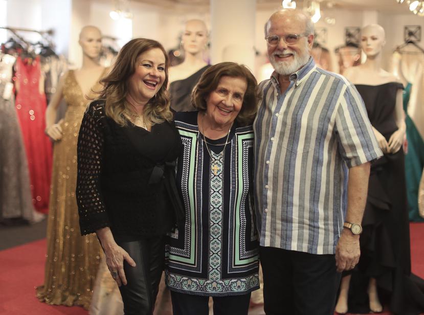 Los hermanos Vivian y Pedro Moll junto a su madre, la veterana actriz Gladys Aguayo. (Teresa Canino)