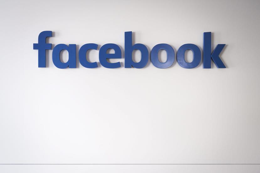 Logo de la red social de Facebook durante el World Economic Forum. (EFE)
