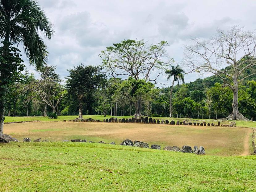 El Centro Ceremonial Indígena de Caguana consta de doce bateyes rodeados por una variedad de piedras con petroglifos.