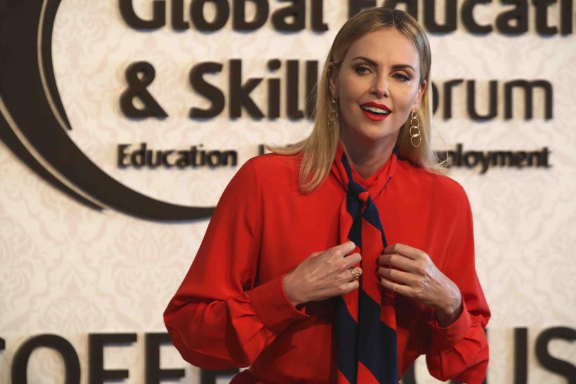 La actriz Charlize Theron habla en el Foro de Educación y Capacitación Global en Dubái, Emiratos Árabes Unidos, sábado 17 de marzo de 2018. (AP)