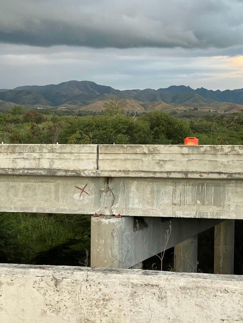 Las grietas observadas -en fotos- en un puente de la PR-52 no representan riesgo, aseguraron ayer ingenieros de la Autoridad de Carreteras. (Suministrada)