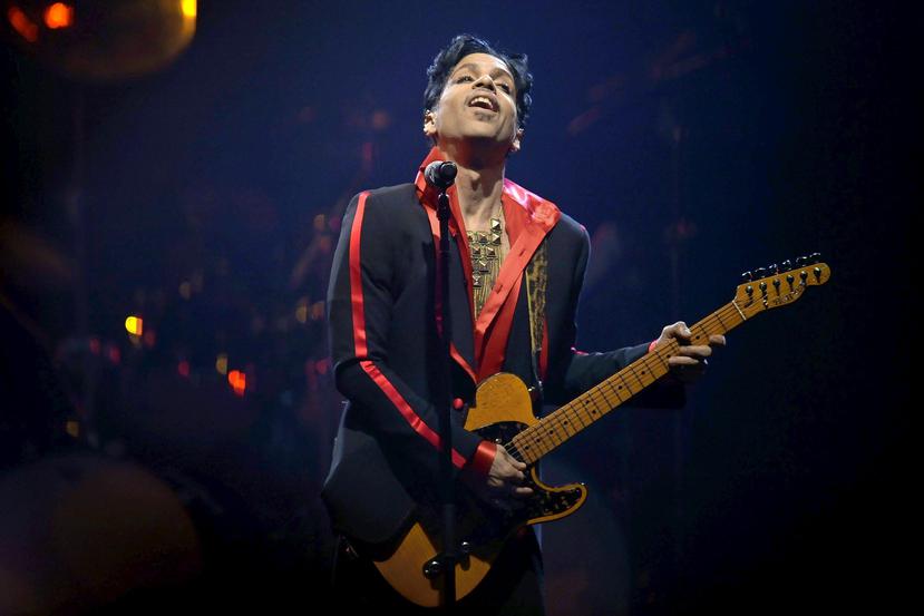 El cantante y compositor estadounidense Prince durante un concierto que ofreció en el palacio de los deportes de Amberes, Bélgica. (EFE)