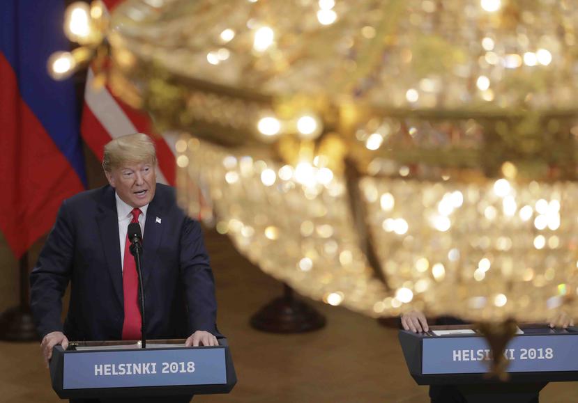 El presidente Donald Trump hace declaraciones a la prensa después de su reunión con el mandatario ruso, Vladimir Putin, que tuvo lugar en el palacio presidencial en Helsinki, Finlandia. (AP)