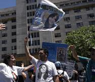Partidarios de la expresidenta argentina Cristina Fernández se reúnen frente a la corte donde los jueces anunciaron la sentencia.
