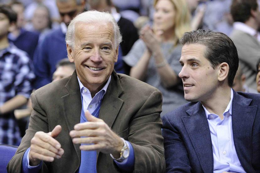 Joe Biden junto a su hijo Hunter Biden. (AP)