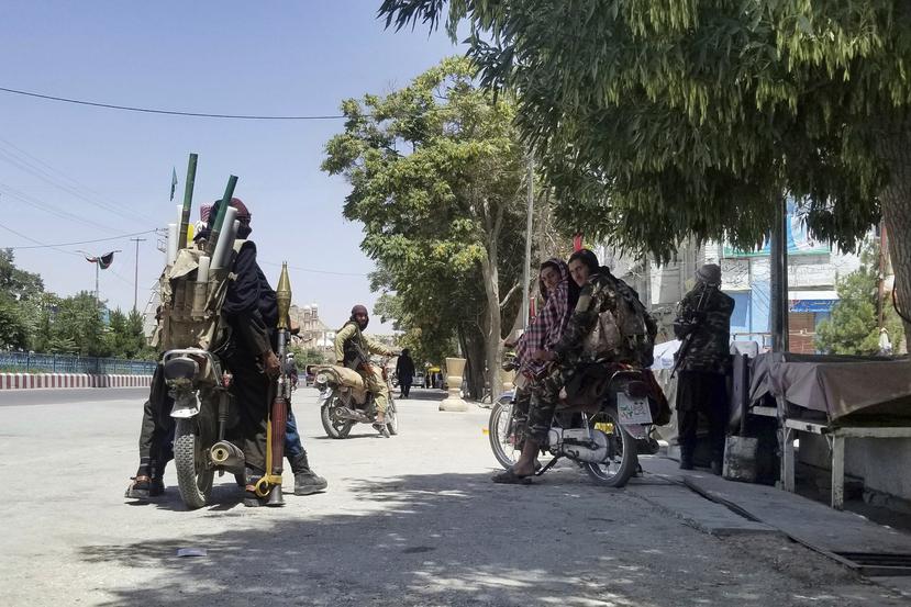 Combatientes del Talibán vigilan dentro de la ciudad de Ghazni, al suroeste de Kabul, en Afganistán, el jueves 12 de agosto de 2021.