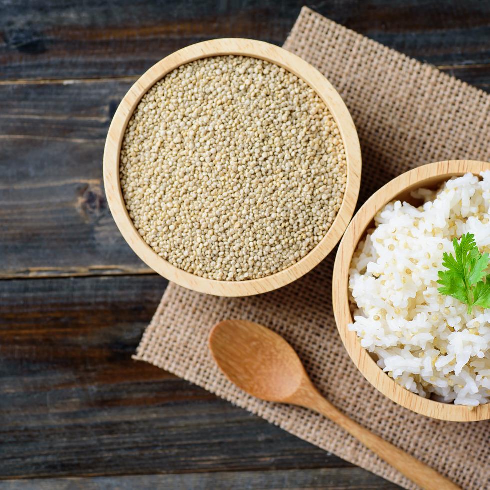 El arroz, particularmente el blanco, suele contener una cantidad más elevada de carbohidratos en comparación con la quinoa. No obstante, la semilla que es consumida como un cereal presenta un perfil de carbohidratos más beneficioso, ya que tiene un índice glucémico más bajo