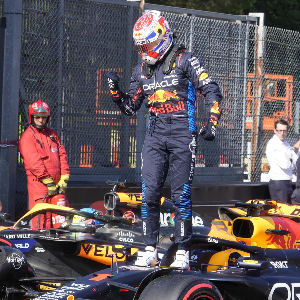 El piloto de Red Bull, Max Verstappen, celebra después de ganar la pole position tras la sesión de clasificación para el Gran Premio de Emilia Romagna de Fórmula Uno, en Italia.