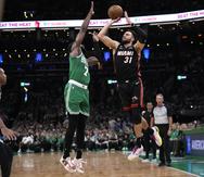 El escolta de los Miami Heat, Max Strus (31), dispara mientras el escolta de los Boston Celtics, Jaylen Brown (7), defiende.