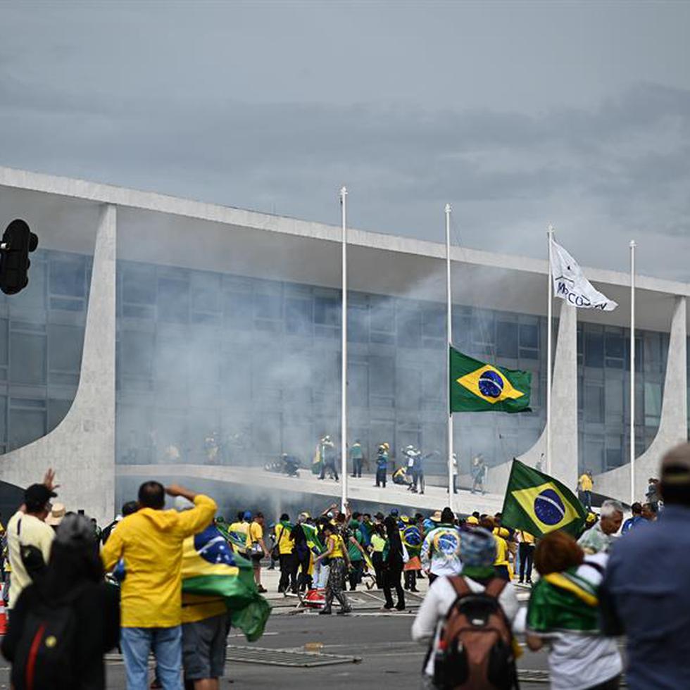 Seguidores del expresidente brasileño Jair Bolsonaro invadieron el 8 de enero de 2023 el Palacio de Planalto, sede del gobierno ejecutivo, y de la Corte Suprema, después de haber irrumpido antes en el Congreso Nacional en actos golpistas contra el presidente Luiz Inácio Lula da Silva.