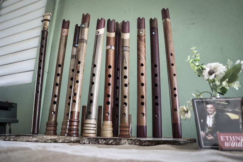Varias de las flautas hechas por el artesano Gerardo Hernández Cortés, quien fusiona modelos de distintas culturas, pero utilizando como materia prima la madera del país.