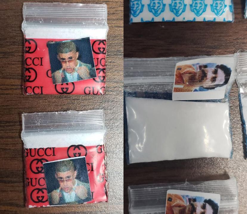 Algunas de las bolsitas de droga ocupadas con imágenes de los rostros de Bad Bunny y Pablo Escobar. (Suministradas)