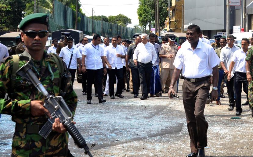 El primer ministro de Sri Lanka, Ranil Wickremesinghe, arriba a la iglesia de San Antonio (Colombo), uno de los lugares afectado por el atentado. (EFE)