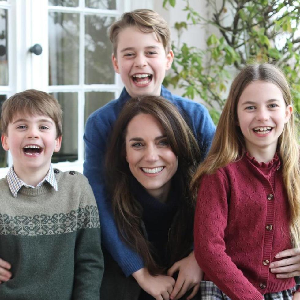Kate Middleton, la princesa de Gales, junto a sus hijos Louis, George y Charlotte.