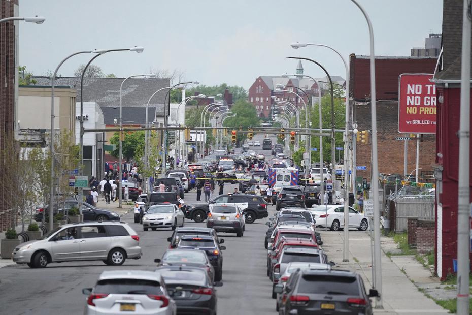 Las autoridades bloquearon el tránsito en los alrededores del supermercado en Buffalo.