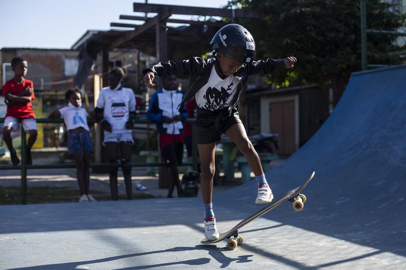 Ana Júlia dos Santos, de ocho años, sueña con llegar a ser campeona olímpica de skateboarding, mientras toma una clase de la disciplina como parte del proyecto social CDD Skate Arte en un parque público en la favela Cidade de Deus, en Río de Janeiro, Brasil.
