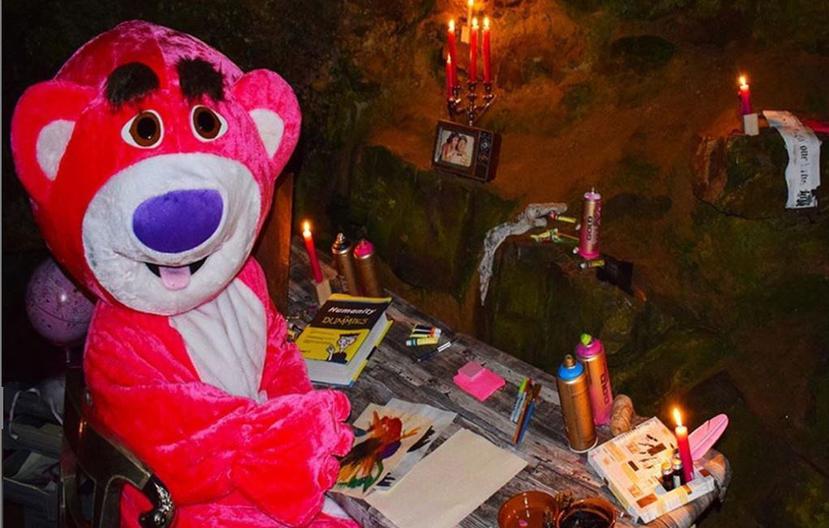 El artista escocés The Rebel Bear, quien siempre lleva un disfraz de un oso rosado, es comparado con Banksy. (the.rebel.bear / Instagram)