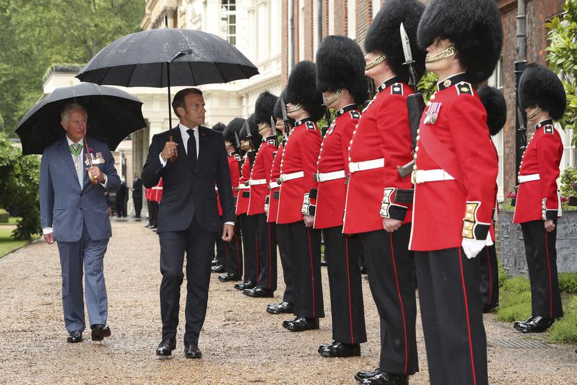 El presidente francés fue recibido por el príncipe de Gales, heredero de la corona británica. (Foto: AP)