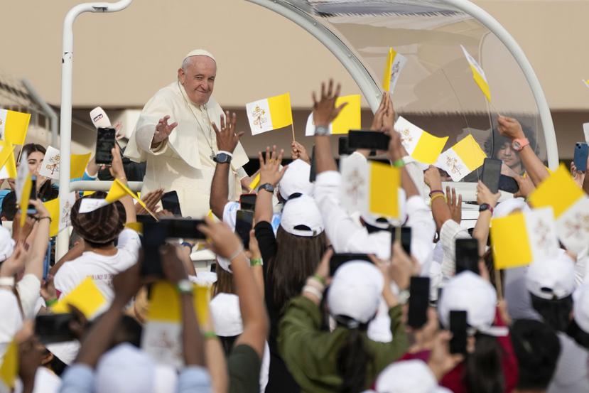 El papa Francisco llega al Estadio Nacional de Bahrein, en Riffa, para celebrar una misa.