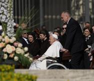 El papa Francisco llega en una silla de ruedas en la Plaza de San Pedro en el Vaticano. (AP Foto/Alessandra Tarantino)