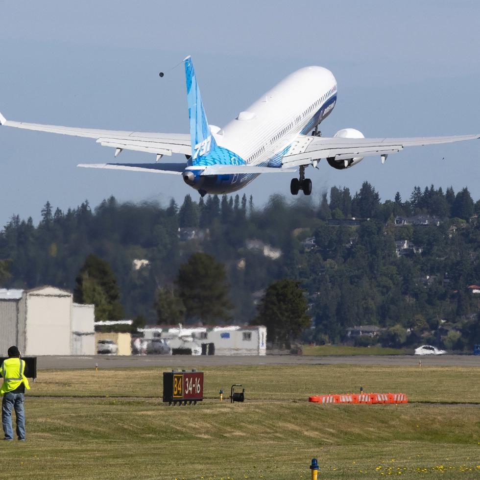 La FAA dijo que el nuevo plazo llega después de una reunión con el director general de Boeing, David Calhoun, y otros altos cargos de la compañía.