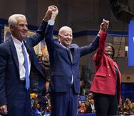 El presidente Joe Biden (centro) estuvo acompañado por el candidato a la gobernación de Florida, Charlie Crist, y por la candidata al Senado, Val Demings.
