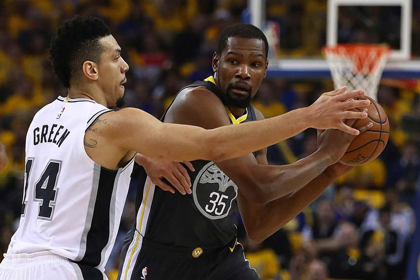 Durant intenta un pase ante la defensa de su rival de los Spurs de San Antonio Danny Green (14) durante la primera ronda de los playoffs de la NBA. (AP / Ben Margot)