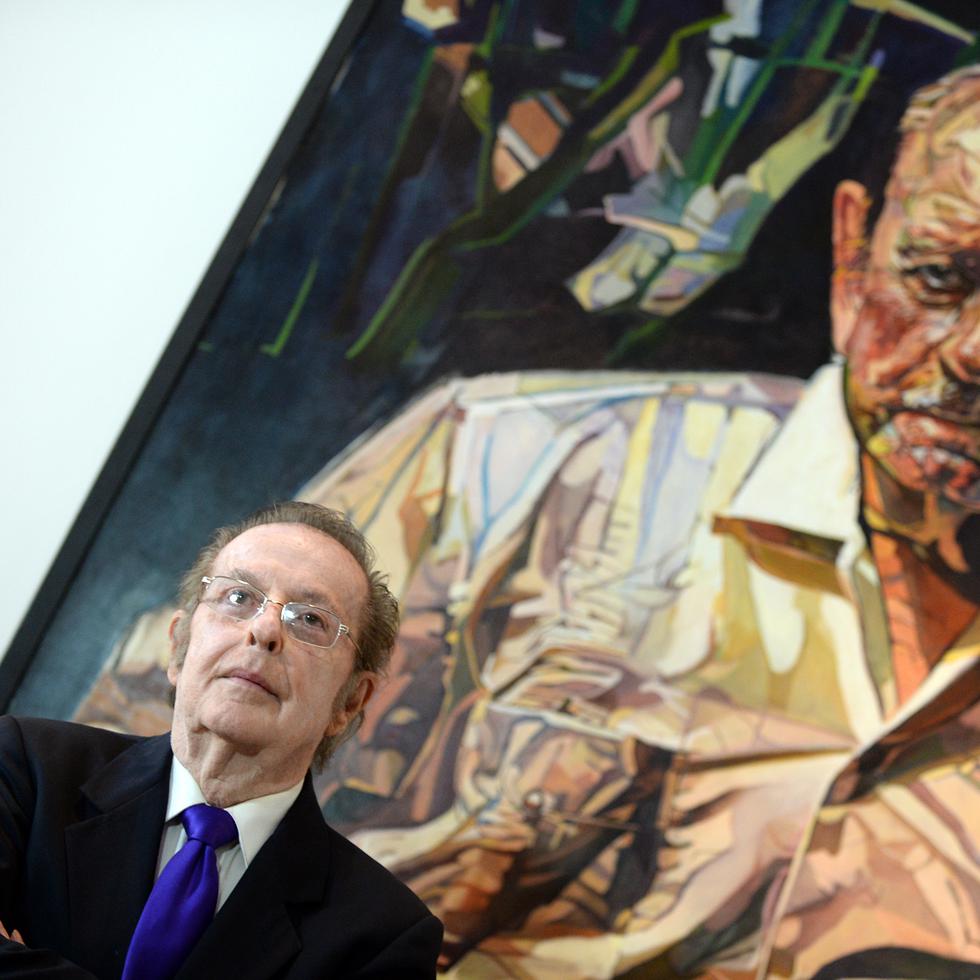 Francisco Rodón, quien falleció el pasado 18 de marzo a los 88 años, posa unto a uno de sus cuadros más famosos dedicado a Luis Muñoz Marin.