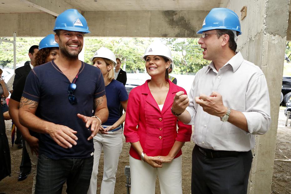 Ricky Martin estableció el Centro Tao en Loíza en 2014. En la foto, el exgobernador, Alejandro García Padilla y su esposa le acompañaron para ver las obras del edificio principal de la fundación.
