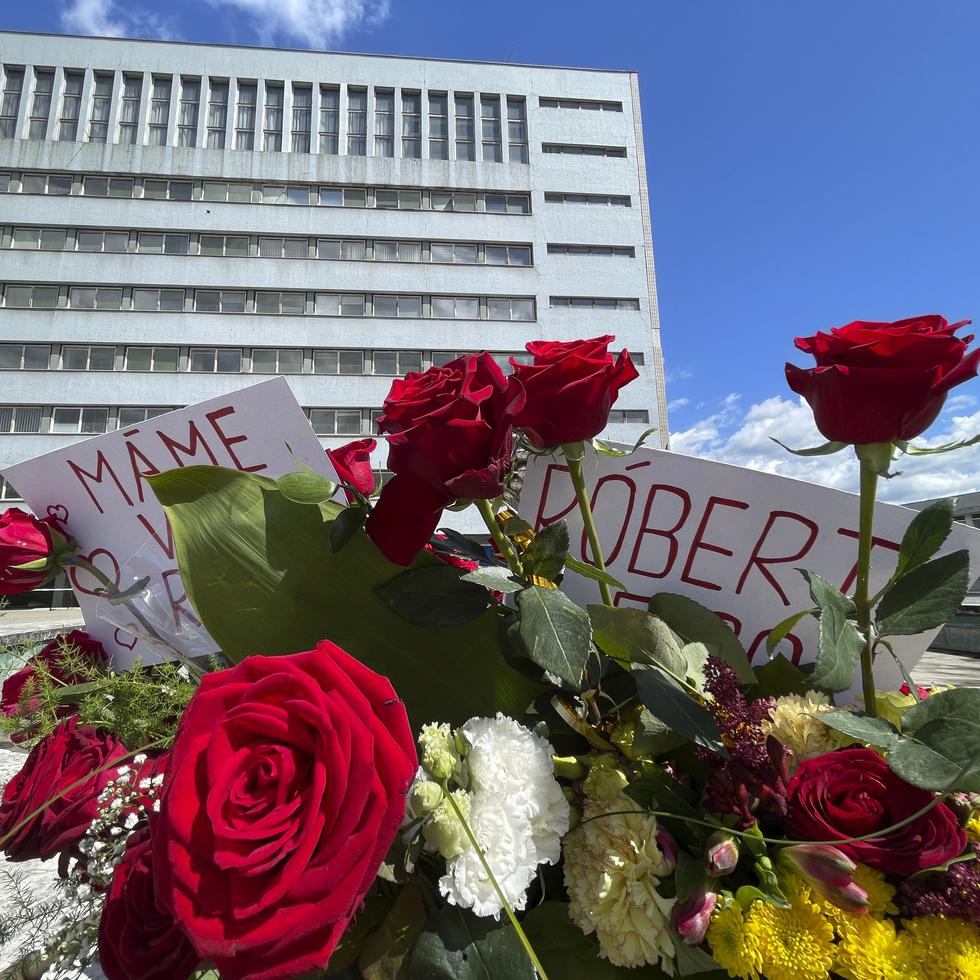 Flores frente al hospital donde está el primer ministro eslovaco Robert Fico tras ser víctima de un atentado, en Banska Bystrica, Eslovaquia, el 18 de mayo de 2024.