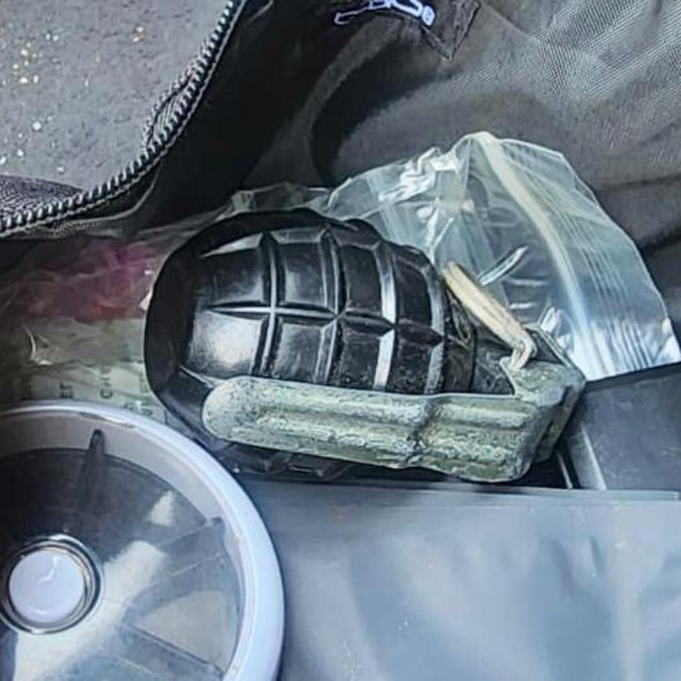 Foto suministrada por la Policía de la presunta granada hallada en el baúl de un auto en Isabela.