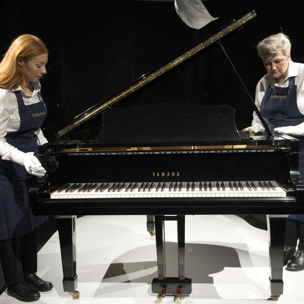 El piano Yamaha de media cola de Freddie Mercury estuvo en exhibición en las salas de la casa de subastas Sotheby's en Londres.