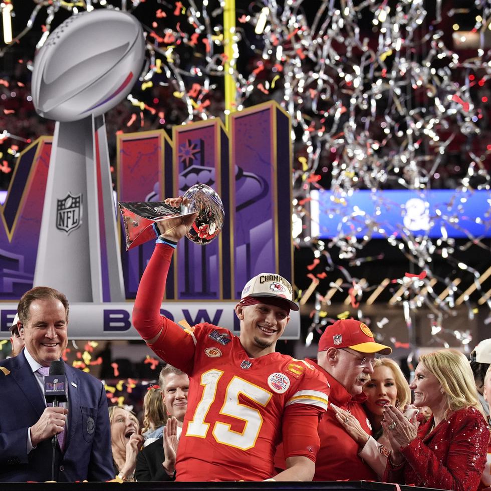 El estelar quarterback de los Chiefs, Patrick Mahomes, festeja con el título en mano.