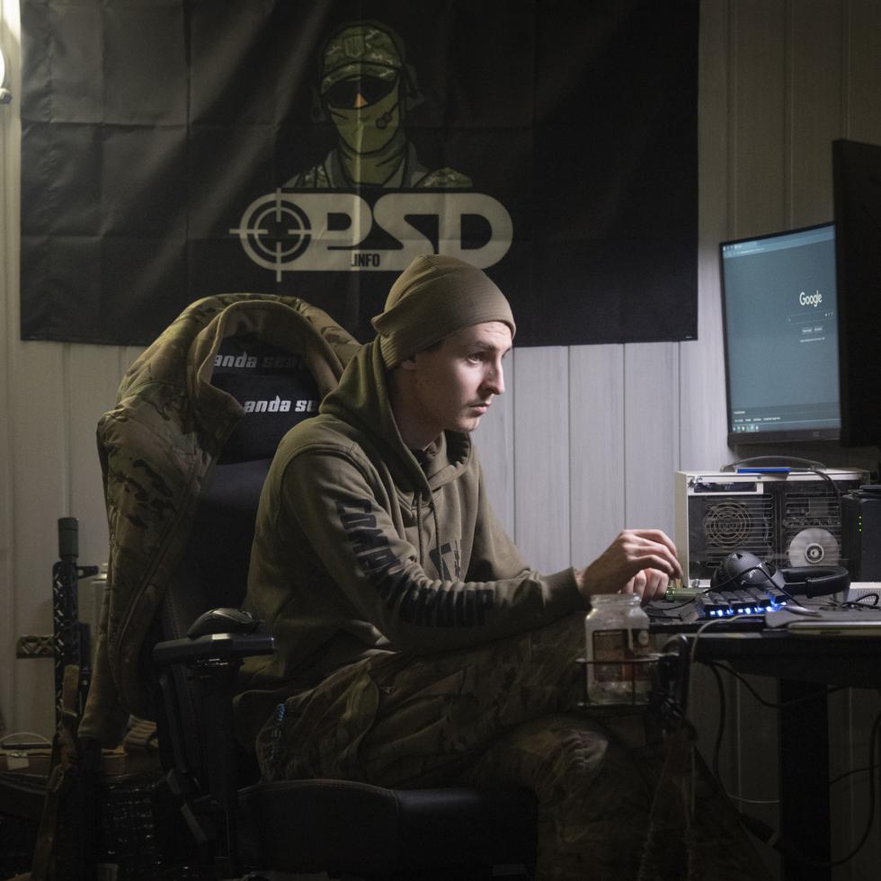 Un soldado ucraniano monitorea comunicaciones rusas cerca de Bájmut, en la región de Donetsk.