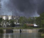 Vista de una fábrica emanando humo. (AP)