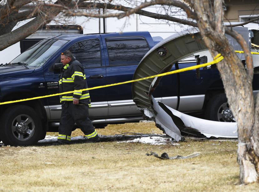 Partes del avión de United Airlines (Boeing) que cayeron en Colorado.