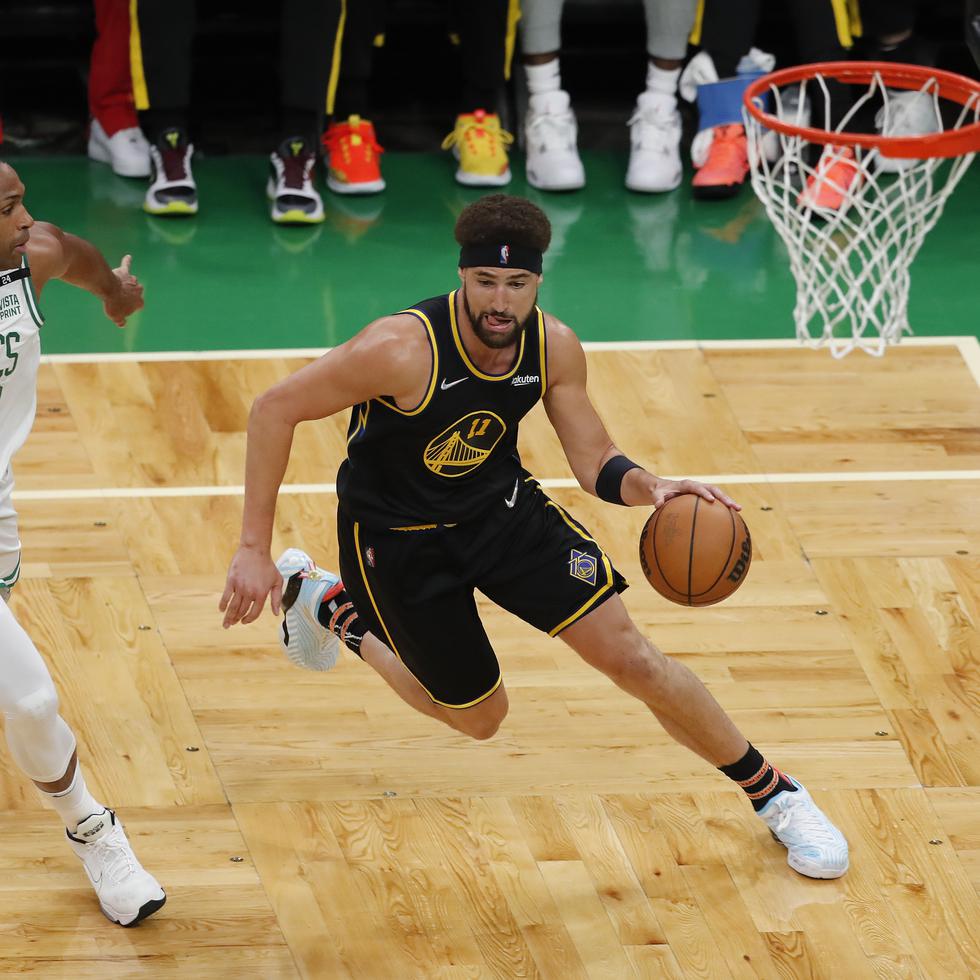 Klay Thompson, de los Warriors de Golden State, avanza a la cesta frente al dominicano Al Horford, de los Celtics de Boston, en el tercer juego de las Finales de la NBA.