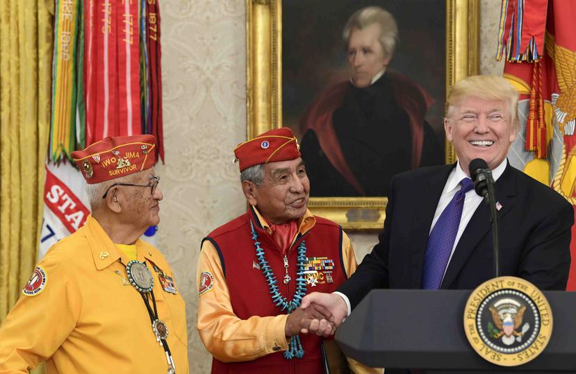 El presidente Donald Trump, a la derecha, se reúne con codificadores navajos Peter MacDonald, al centro, y Thmas Begay, a la izquierda, en la Oficina Oval el lunes 27 de noviembre de 2017 en Washington. (AP / Susan Walsh