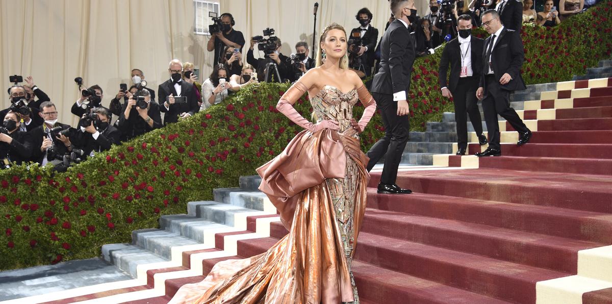 La actriz Blake Lively, anfitriona de la gala junto a su esposo, Ryan Reinolds, llegó con un vestido de Versace.