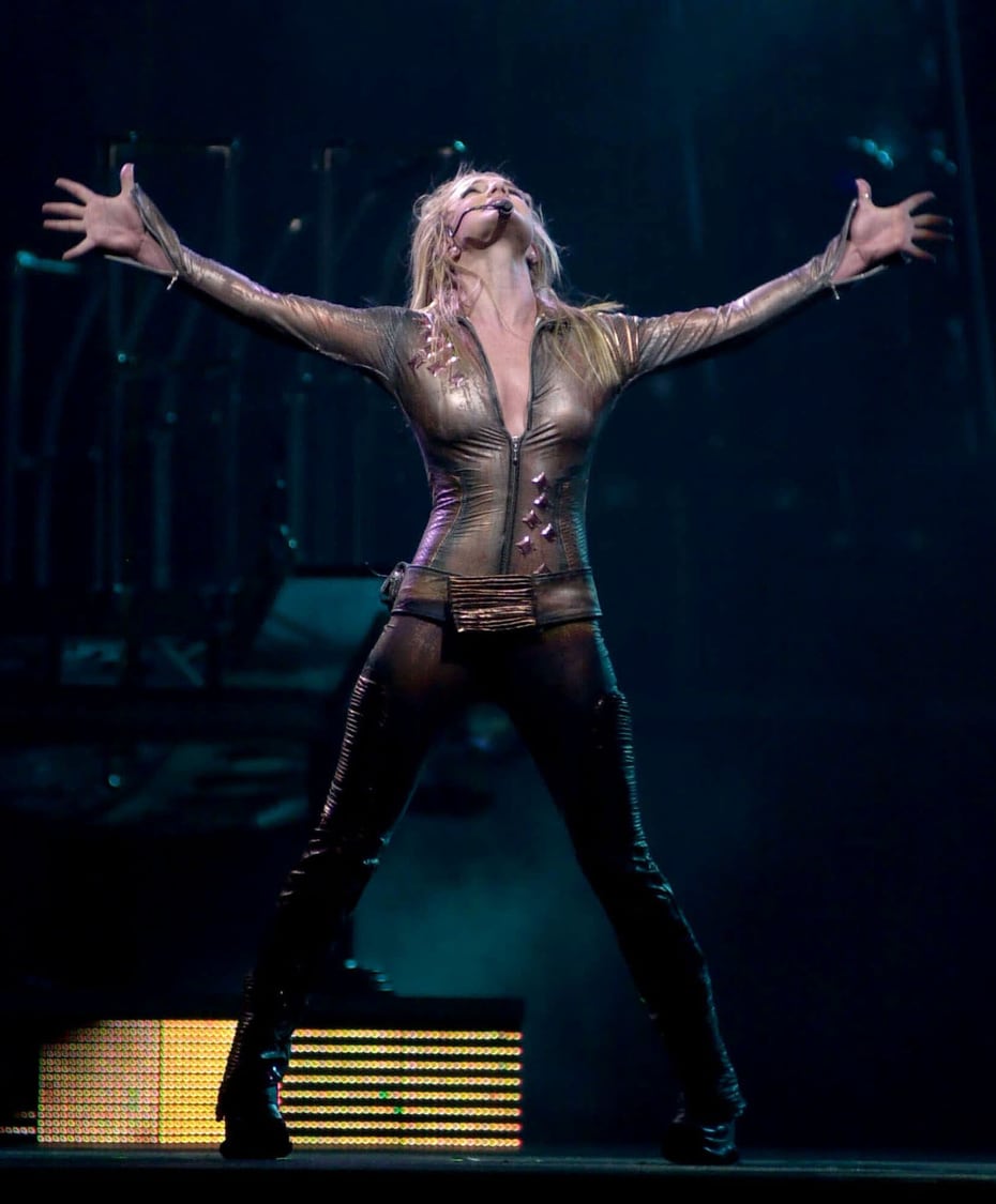 Aunque su carrera como Princesa del pop inició oficialmente en 1997 con el lanzamiento de su sencillo “Hit me baby one more time”, Britney Spears comenzó a mostrar su talento para los escenarios desde los 2 años.