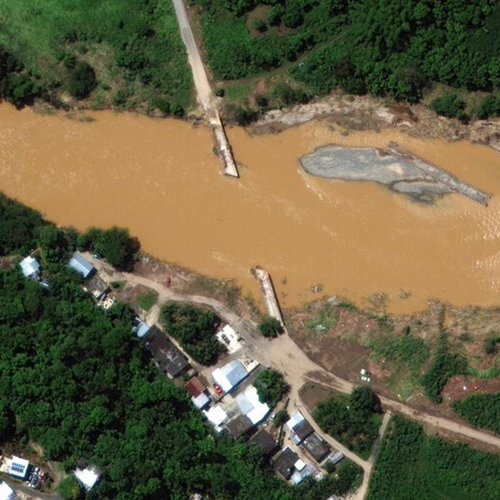 Imagen satelital de Maxar Technologies que muestra el puente dañado sobre el río Grande de Arecibo el 21 de septiembre de 2022, tras el paso del huracán Fiona.