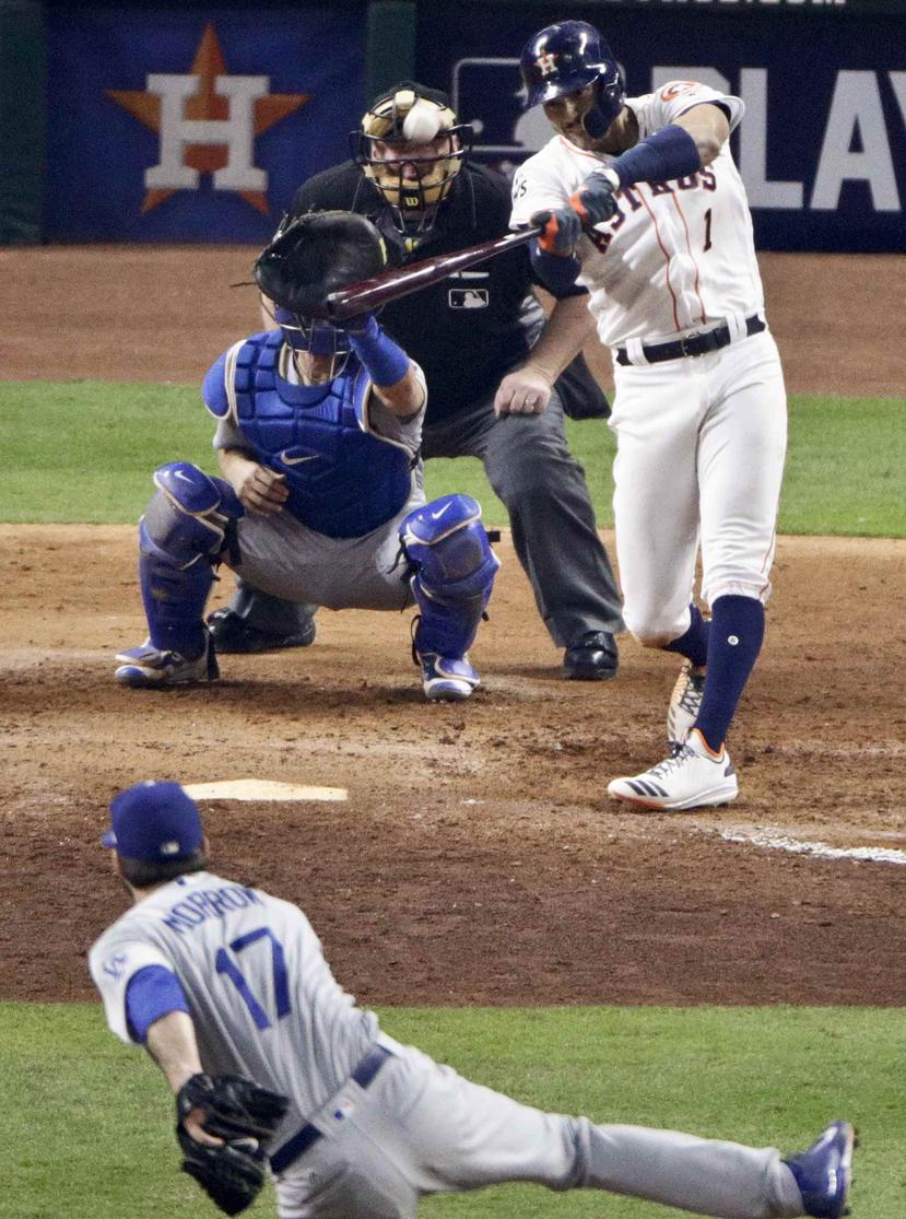 Carlos Correa conectó uno de los siete cuadrangulares de los Astros en el quinto juego de la Serie Mundial. (AP)