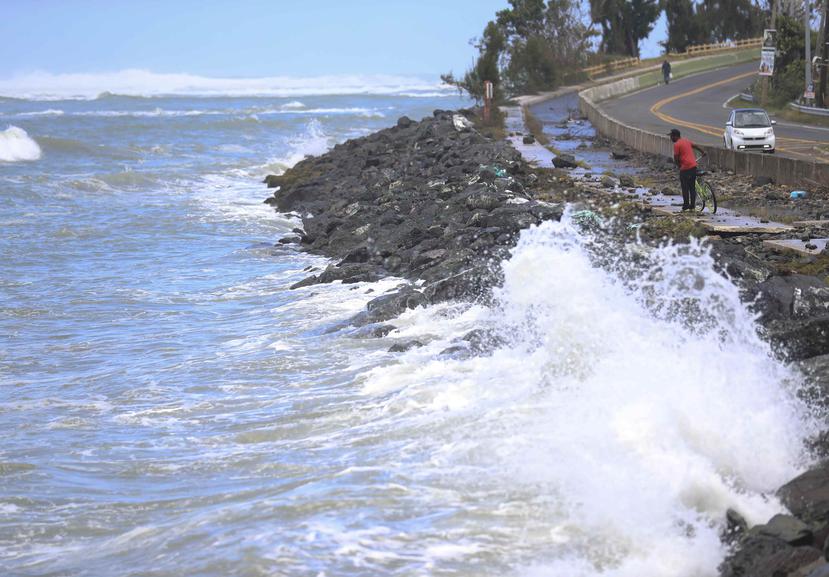 La foto de archivo muestra la histórica marejada de 2018 que azota la entrada de Boca de Cangrejos. (GFR Media)