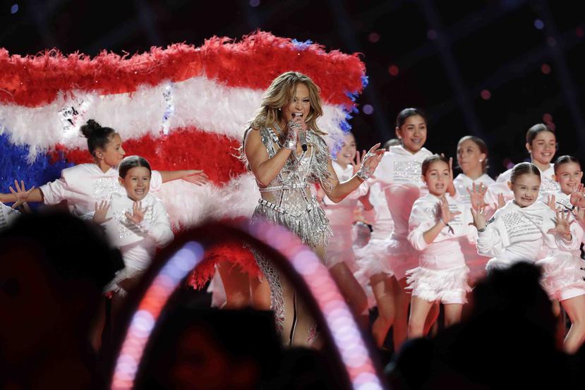 El momento más comentado del espectáculo fue cuando JLo se unió a su hija Emme para cantar "Let's Get Loud" y con un abrigo reversible dejó al descubierto la bandera puertorriqueña. (AP)